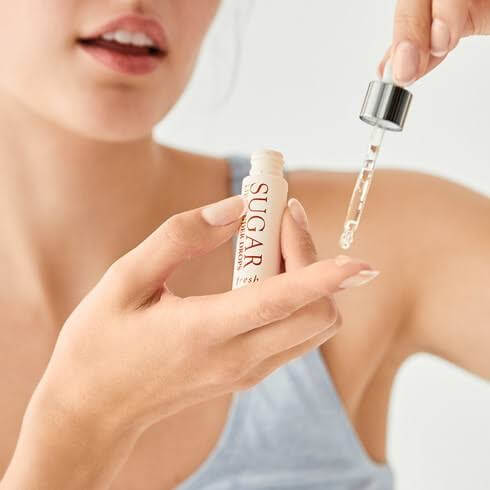 Fresh Sugar Lip Wonder Drops Advanced Therapy 5 ml.​  เจลบำรุงริมฝีปากประสิทธิภาพสูงสำหรับปรับผิวริมฝีปากให้เรียบเนียน พร้อมสำหรับการแต่งแต้มในขั้นตอนต่อไป  ผลัดขจัดเซลล์ผิวเก่าให้หลุดออกอย่างอ่อนโยนด้วยสารสกัดจากธรรมชาติ ช่วยให้ริมฝีปากดูนุ่มเนียน อ่อนเยาว์ ช่วยเตรียมผิวบริเวณริมฝีปากให้นุ่มเนียนไม่แห้งกร้าน เพื่อสำหรับลงลิปสติกได้เรียบเนียนยิ่งขึ้น